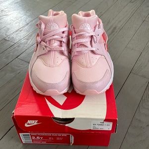 Girls Nike Huarache size 2.5